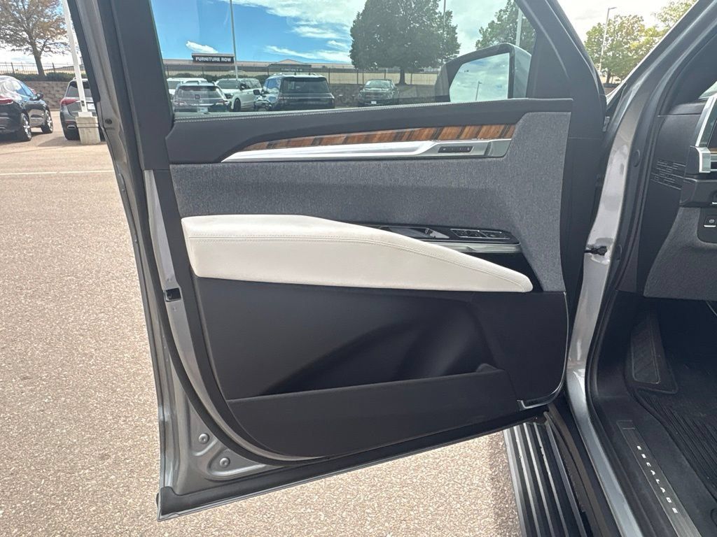 Certified 2025 Cadillac Escalade ESV Sport Platinum RWD image 9