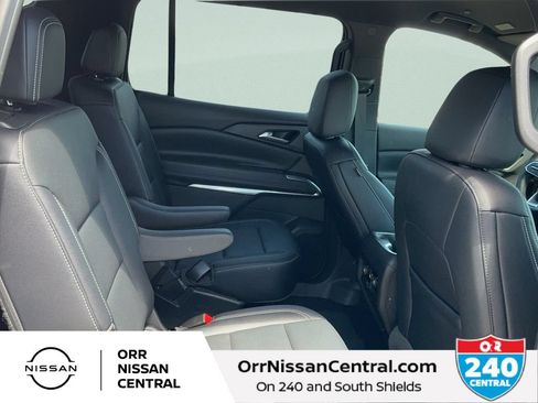 Used 2025 Chevrolet Traverse LT FWD image 12
