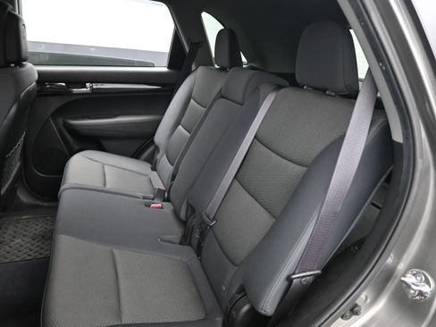 Used 2012 Kia Sorento LX w/ Third Row Pkg image 12