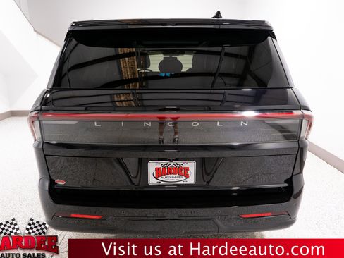 Used 2025 Lincoln Navigator Reserve AWD/4WD image 4