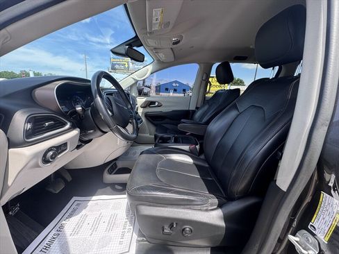 Used 2018 Chrysler Pacifica Touring-L FWD image 15
