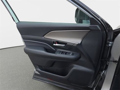 Used 2024 Toyota Grand Highlander XLE image 31