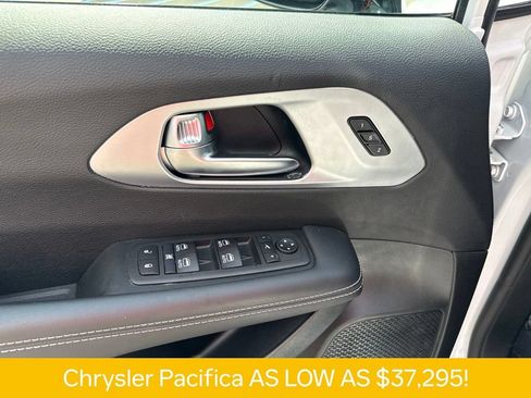 Used 2026 Chrysler Pacifica Limited w/ S Appearance Package FWD image 29