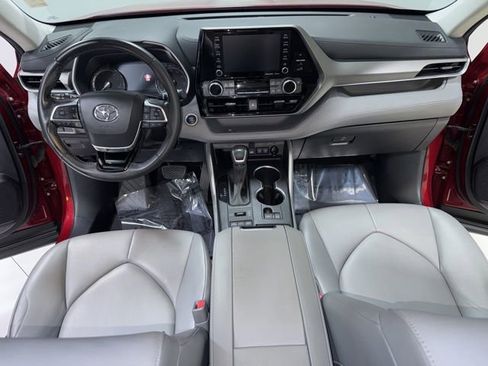 Used 2020 Toyota Highlander XLE image 17