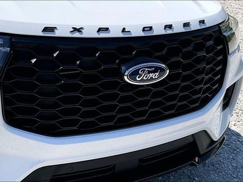 Used 2025 Ford Explorer ST-Line w/ ST-Line Street Pack AWD/4WD image 30