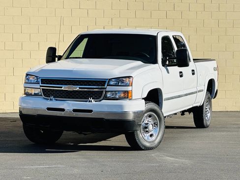Used 2006 Chevrolet Silverado 2500 LS AWD/4WD image 3