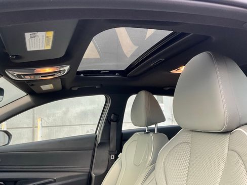 Used 2025 Hyundai Elantra Limited image 21