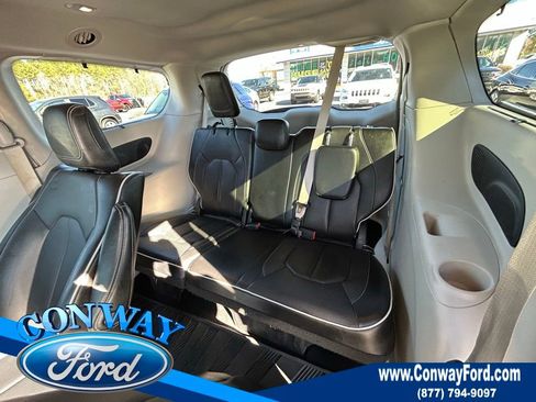 Used 2022 Chrysler Pacifica Limited w/ Uconnect Theater Family Group image 19