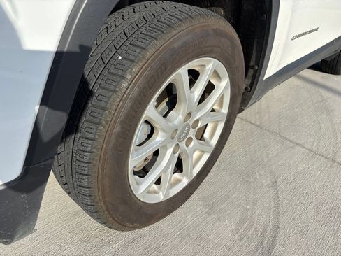 Used 2018 Jeep Cherokee Latitude Plus w/ Cold Weather Group FWD image 7