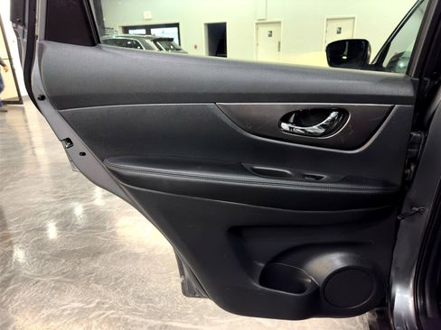 Used 2016 Nissan Rogue SV image 32