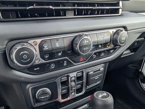 Used 2024 Jeep Wrangler Unlimited Sahara w/ Technology Group AWD/4WD image 19