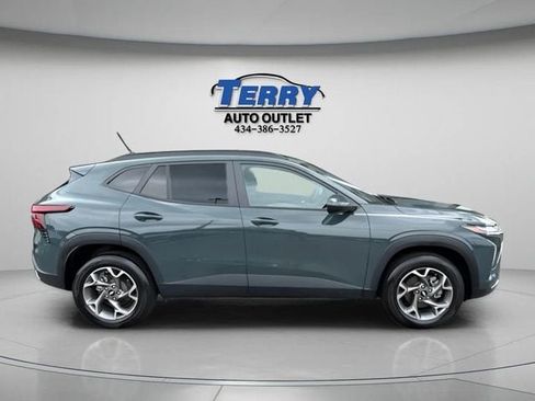 Used 2025 Chevrolet Trax LT FWD image 1