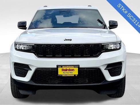 Used 2025 Jeep Grand Cherokee Altitude image 3