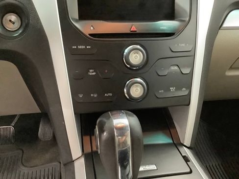 Used 2015 Ford Explorer XLT w/ Equipment Group 202A FWD image 19