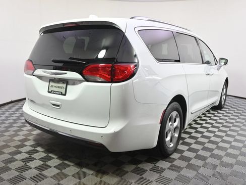 Used 2017 Chrysler Pacifica Touring-L Plus FWD image 6