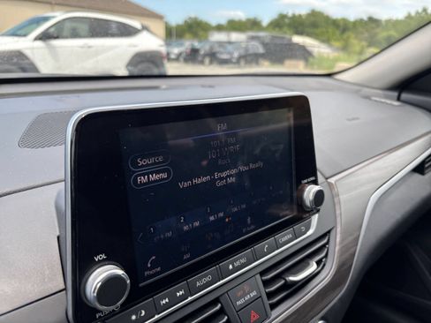 Used 2025 Nissan Altima 2.5 SV FWD image 19