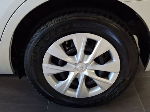 Used 2015 Toyota Corolla L FWD image 9