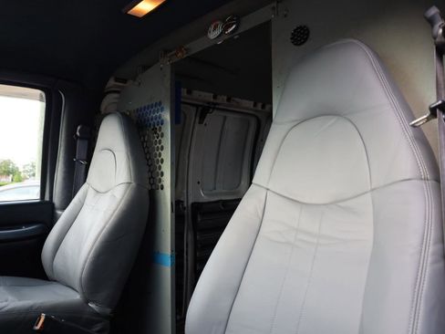 Used 2000 Chevrolet Express 2500 Extended RWD image 5