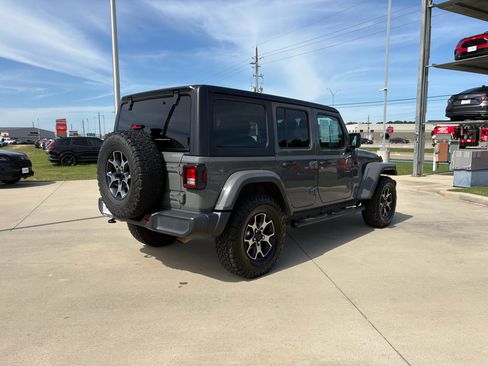 Used 2018 Jeep Wrangler Unlimited Sahara AWD/4WD image 6