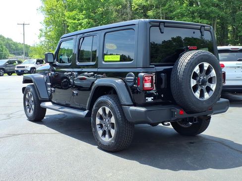 Used 2018 Jeep Wrangler Unlimited Sahara AWD/4WD image 3