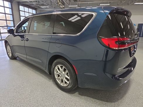 Used 2025 Chrysler Pacifica Select FWD image 5