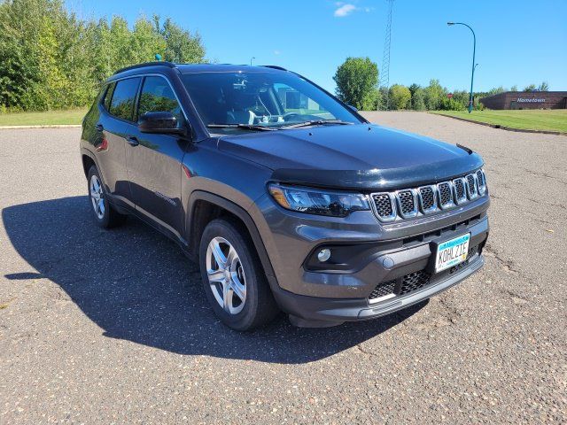 Used 2024 Jeep Compass Latitude w/ Convenience Group AWD/4WD image 9