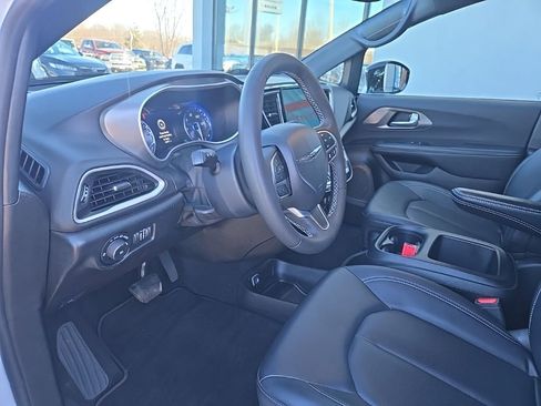 Used 2025 Chrysler Pacifica Select FWD image 32