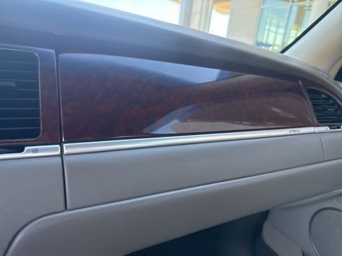 Used 2004 Lincoln Town Car Signature image 30