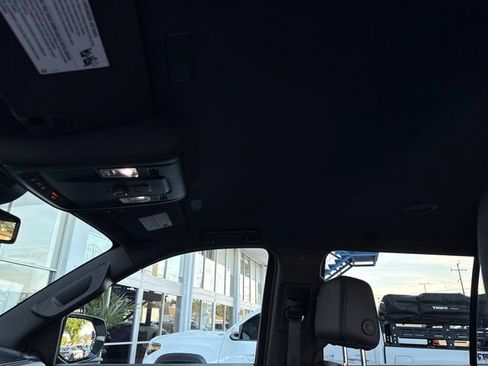 Used 2025 Chevrolet Suburban Z71 AWD/4WD image 21