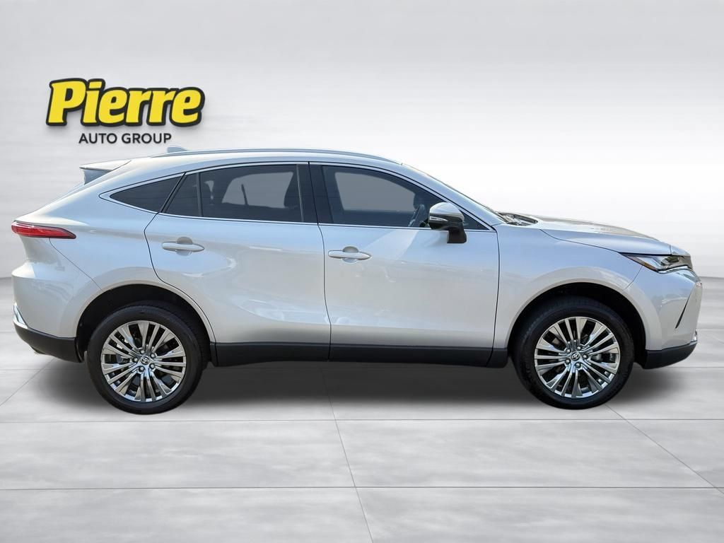 Used 2024 Toyota Venza XLE AWD/4WD image 3