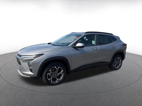 Used 2025 Chevrolet Trax LT FWD image 8