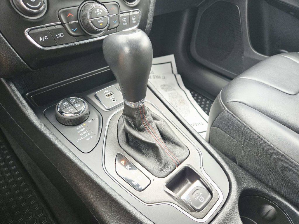 Used 2022 Jeep Cherokee Trailhawk AWD/4WD image 30