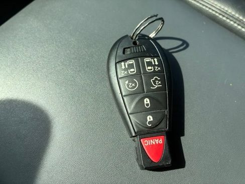 Used 2018 Dodge Grand Caravan SXT w/ Driver Convenience Group FWD image 19