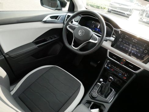 Certified 2025 Volkswagen Taos SE w/ Panoramic Sunroof Package AWD/4WD image 9