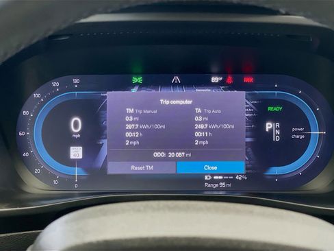 Used 2022 Volvo XC40 P8 Recharge Ultimate image 8