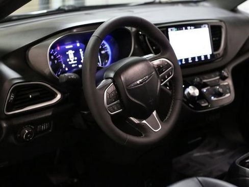 Used 2025 Chrysler Pacifica Select image 7