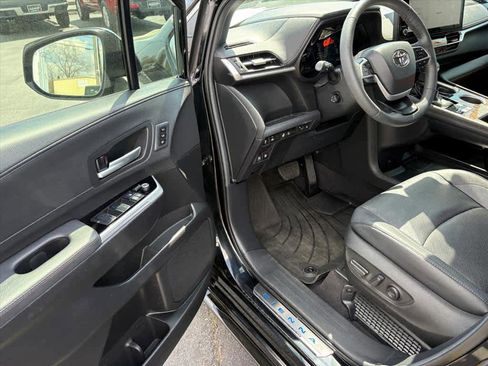 Used 2025 Toyota Sienna Platinum FWD image 18