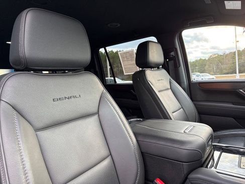 Used 2025 GMC Yukon XL Denali image 11