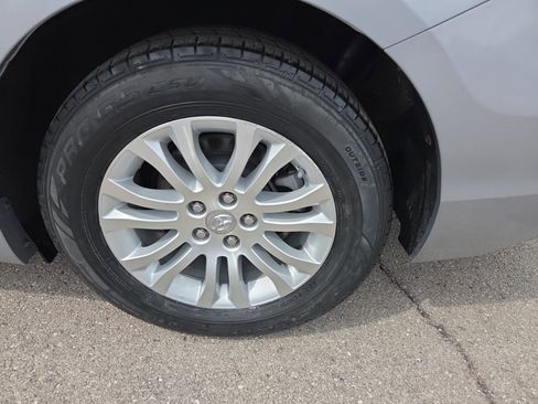 Used 2017 Toyota Sienna XLE image 15