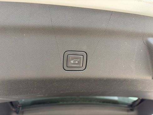 Used 2025 Chevrolet Tahoe Z71 image 11