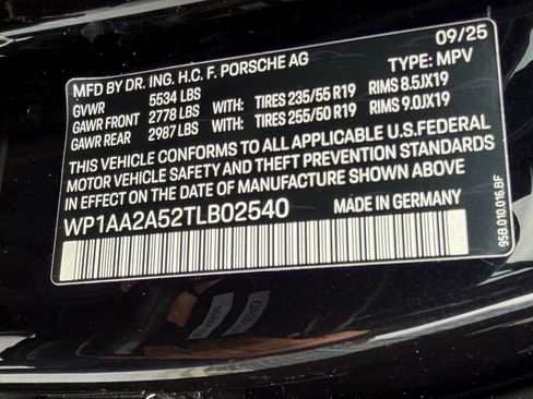 Certified 2026 Porsche Macan AWD/4WD image 33