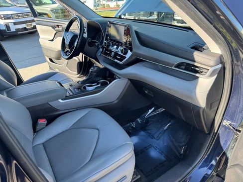 Used 2021 Toyota Highlander XLE image 26