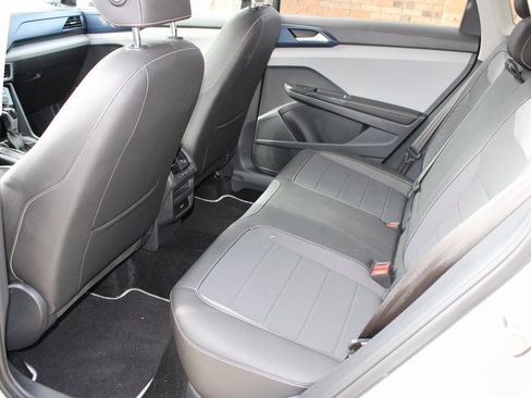 Used 2024 Volkswagen Taos SE image 5