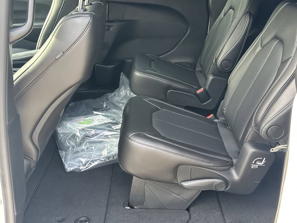 New 2026 Chrysler Pacifica Select FWD image 19