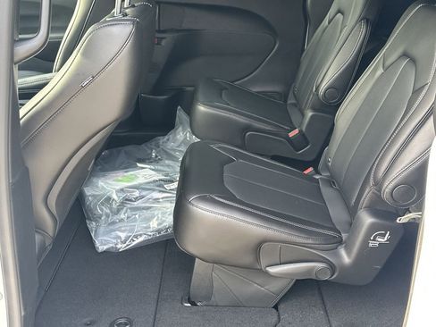 New 2026 Chrysler Pacifica Select FWD image 19