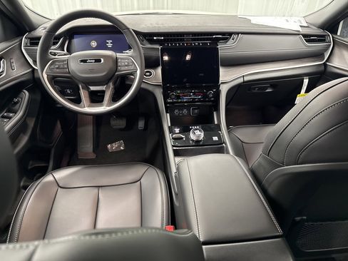 Used 2025 Jeep Grand Cherokee L Limited w/ Black Appearance Package image 15