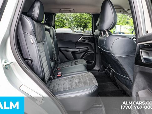 Used 2025 Mitsubishi Outlander SE FWD image 23