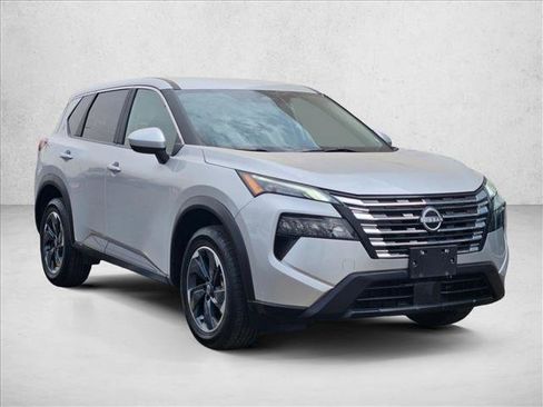 Used 2024 Nissan Rogue SV AWD/4WD image 3