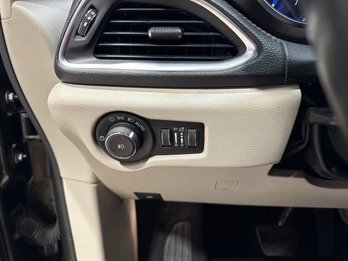 Used 2020 Chrysler Pacifica Limited FWD image 13