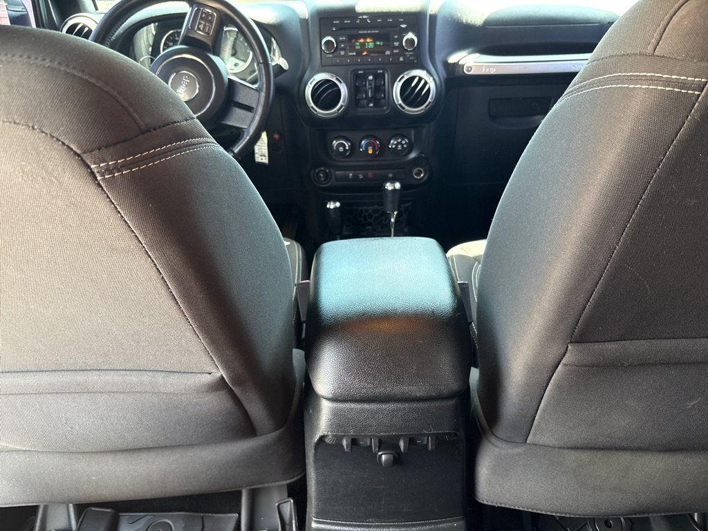 Used 2016 Jeep Wrangler Unlimited Sahara w/ Connectivity Group AWD/4WD image 15